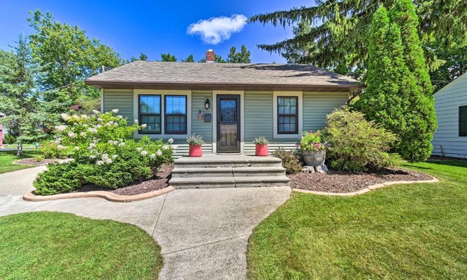 Sturgeon Bay Casa | Modern Home with Backyard, 1 Mi to Dtwn Sturgeon Bay
