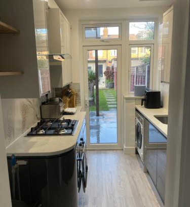 Northumberland Park Casa | Modern home with driveway parking for 2 vehicles, near Tottenham Hotspur Stadium, White Hart Lane Train Station