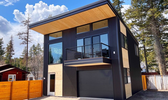 Lakeside Casa | Modern Home With Game Room & Lake Views!