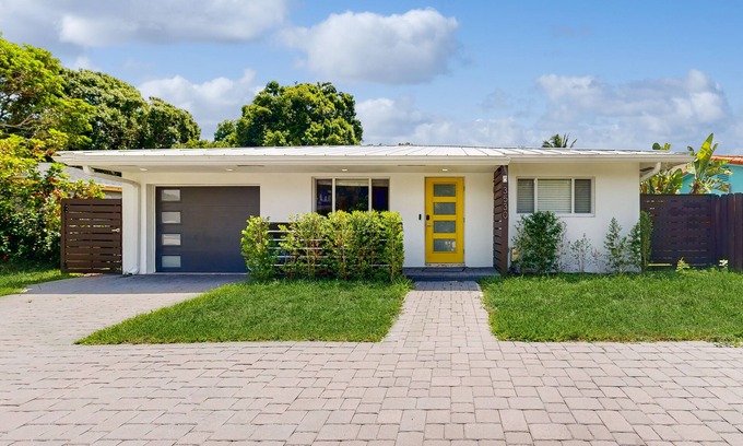 Central Oakland Park Casa | Modern Home with private pool, fully equipped kitchen, BBQ