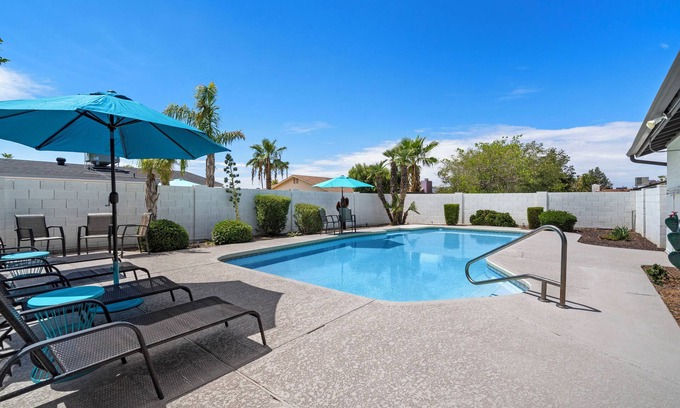 Norma Estates Casa | Animales aceptados, Moderno 3BR 'Turquoise House Scottsdale North' Piscina, Putting Green
