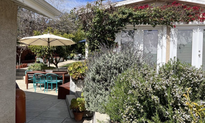 Altadena Casa | Modern Home with Spacious Yard near Rose Bowl, trails, and DTLA