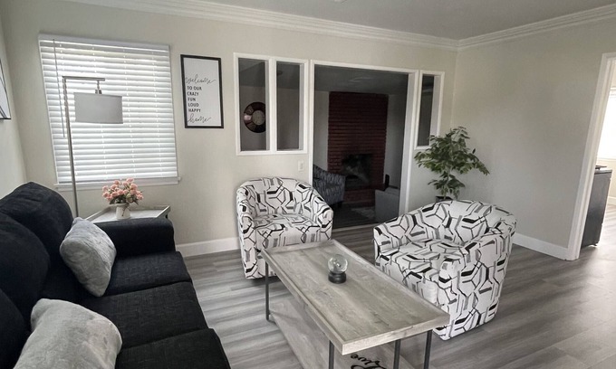 Lynwood Casa | Modern & Homely 3 BD 15 minutes from Airports, Beaches, DTLA & more