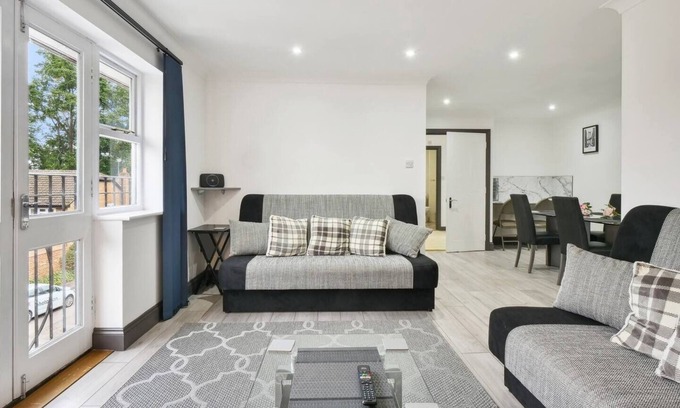 Knaphill Apartamento | Modern, homely penthouse ideal for families, couples, or professionals. Enjoy a 55” Smart TV, superfast Wi-Fi, and free parking—your perfect base for short or long stays.