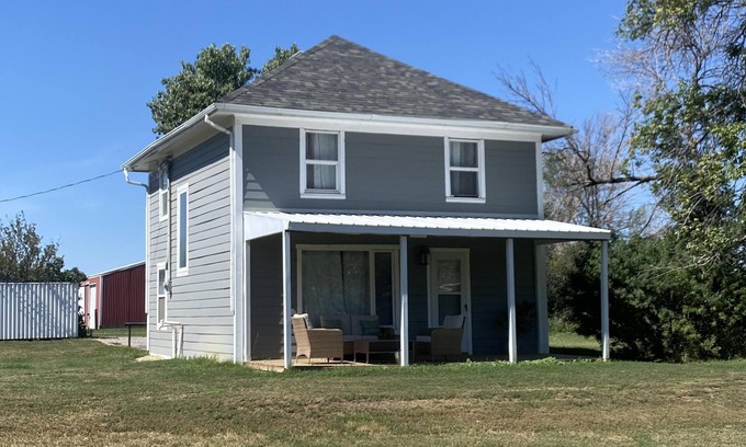 Lethbridge County Otro | Modern Homestead Hideaway(4 miles east of Lethbridge)