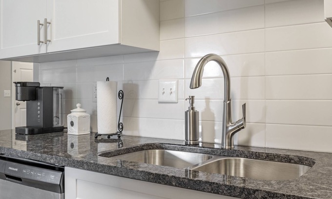 Springfield Apartamento | Modern homey Suite, close to all attractions in downtown Springfield. .