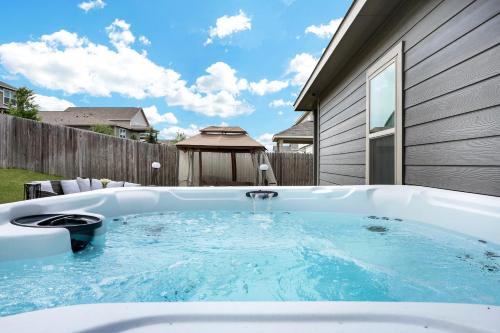 Converse Casa | Modern Hot Tub Escape Yard Bbq Pets Games Wifi