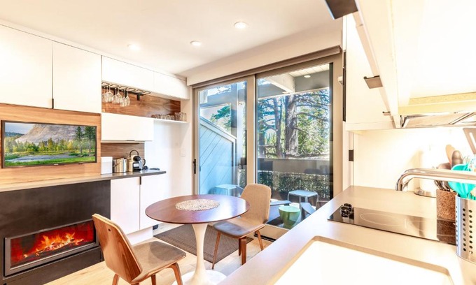 Truckee Hotel | Modern Hotel-Style Studio - Timber Creek Lodge #210 Hotel Room
