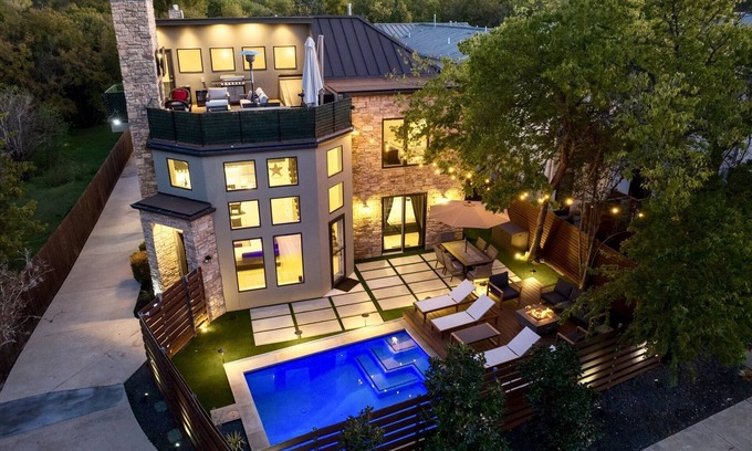 Galindo Casa | Modern House 5 min from DT with Pool l Gym l Rooftop with DT View
