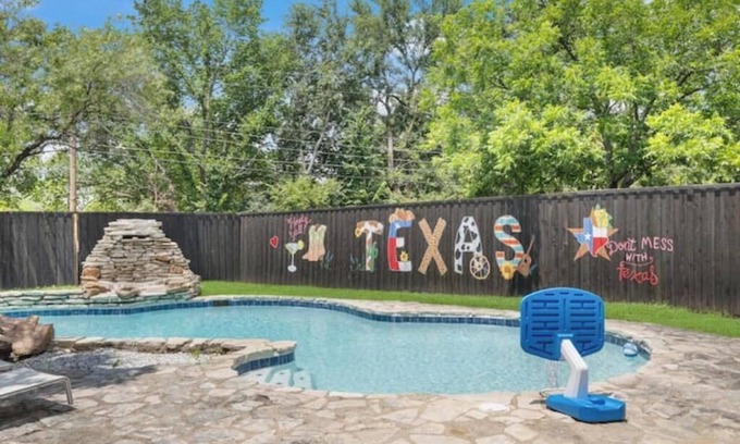 Grand Prairie Casa | Modern house by ATT,6 flags-DFW-downtown Dallas