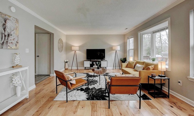 Wayne Casa | Modern House by Indy Motor Speedway w/3BR