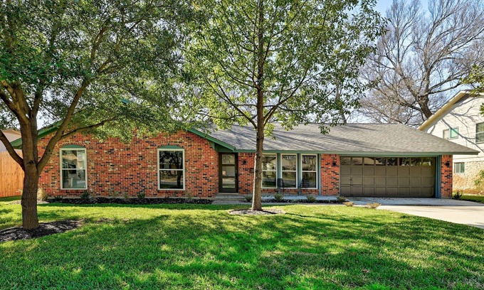 North Austin Civic Association Casa | Modern House Getaway Close to Q2 Stadium and the Domain