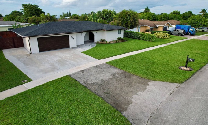 Royal Palm Beach Casa | Modern house in Palm Beach County