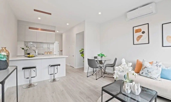 Orewa Casa | Modern house in Orewa close to the beach, cafes, restaurants and entertaintment