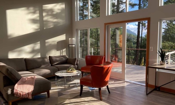 Rosario Casa | Modern House, pet-friendly, walk to Cascade Lake!