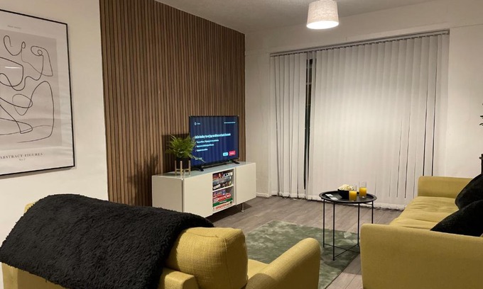 Widnes Apartamento | Modern House with Fast WIFI & FREE Parking - Recently Refurbished - Contractor Friendly by IRWELL STAYS