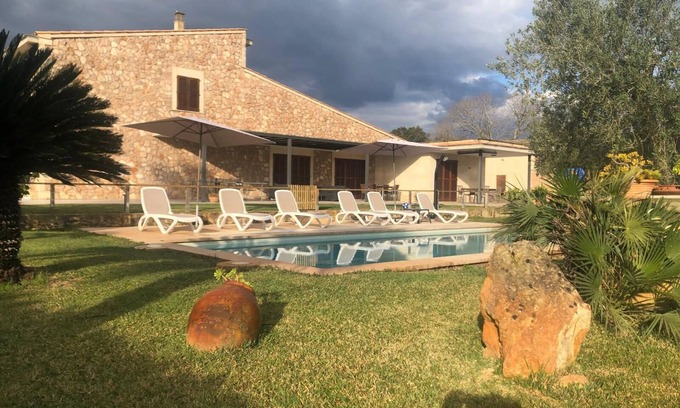 Buger Villa | Moderna casa con gran piscina