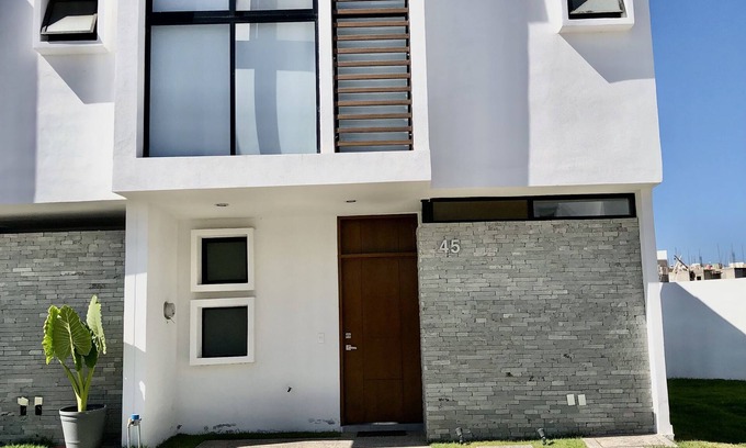 Valle Dorado Casa | Modern house with private garden
