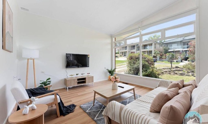 Telopea Casa | Modern House with Spacious Backyard in Telopea