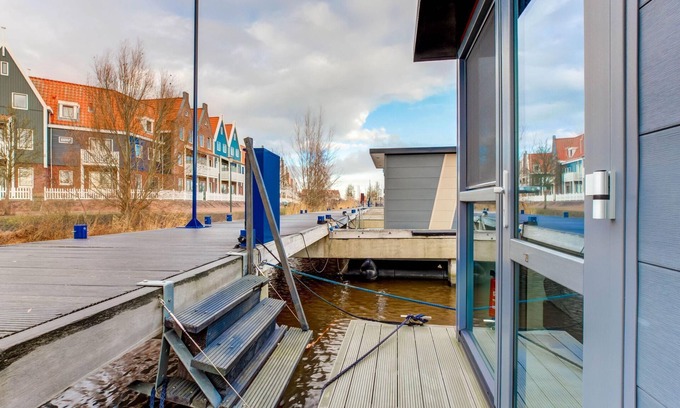 Volendam Alquiler De Eote | Casa flotante moderna en Volendam con piscina compartida