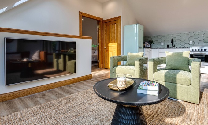Market East District Apartamento | Modern Indianapolis Condo Near Monument Circle!