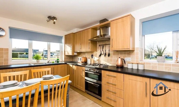 Swindon Casa | Modern, king beds, free parking, wifi, contractors