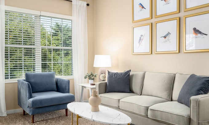 Westerville Apartamento | Modern King Loft | Parking | W/D | WiFi | Pool!