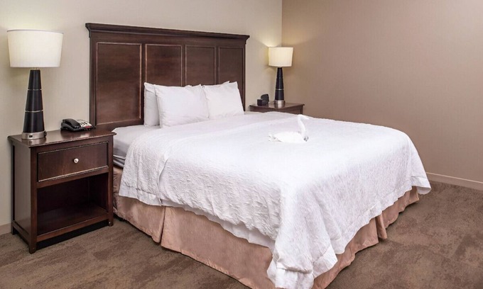 Arrowood Casa | Modern King Rm near Starmount Shopping Center!