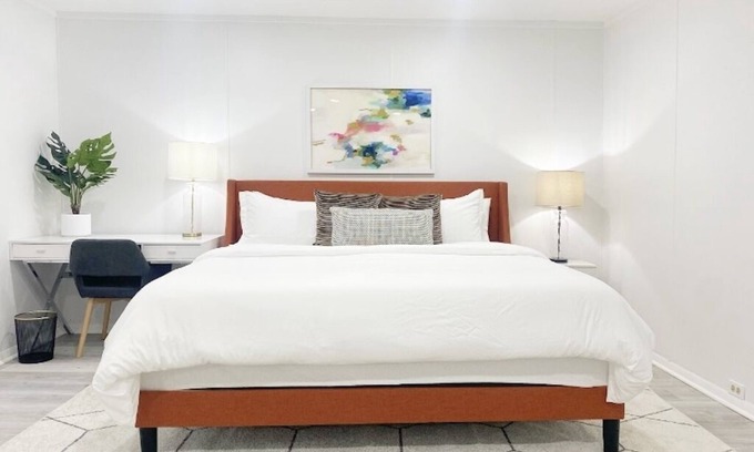 Corning Casa | Modern King walk to Market Street