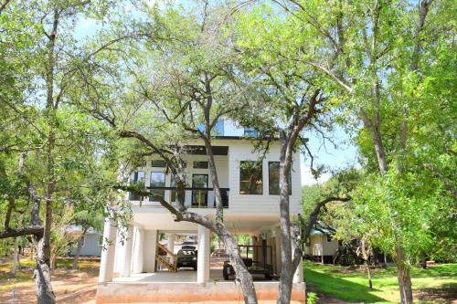 Kingsland Casa | Modern Kingsland Home with River Access & Kayaks home