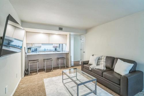 Harlow Apartamento | Modern Kinsrow Apartment with Clubhouse Amenities