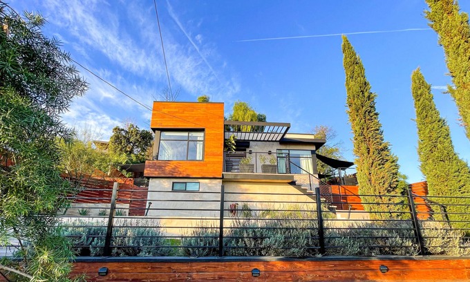 South San Gabriel Casa | Modern L.A. home with gorgeous views of the San Gabriel Mountains. Pet Friendly.