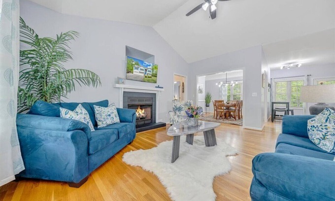Huddleston Casa | Modern Lake Access Retreat. Hot Tub & Pet Friendly!