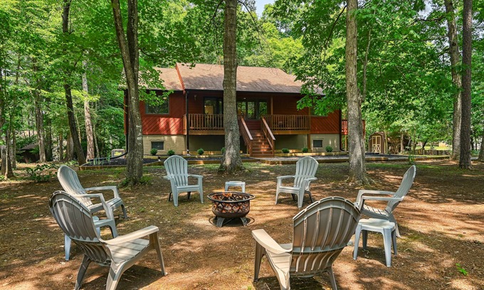 Windwood Coves Cabina | Modern Lake Anna Cabin with TWO King Suites