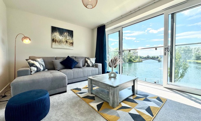 Doncaster Casa | Modern Lake Front Home | Free Parking | Sleeps 8