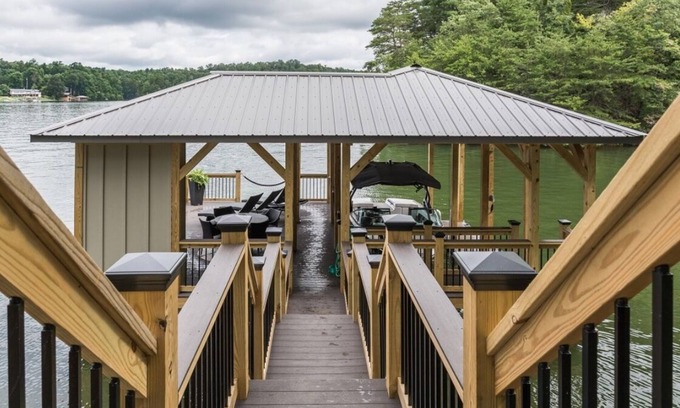 St. Stephens Casa | Ampliamente renovada casa espaciosa de Lake Hickory con muelle, kayaks, hoguera y sala de juegos