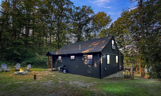 Falmouth Casa | Modern Lake House Close to Portland