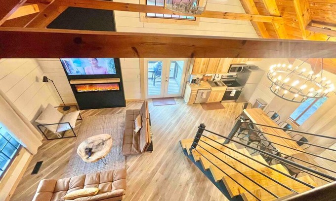 Sevierville Casa | Modern lake side nest HOTUB Fenced YARD king beds