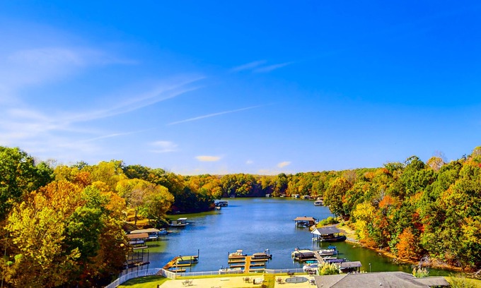 North Shore Condominio | Modern lake-view condo with pool, children's pool, boat trailer storage & launch