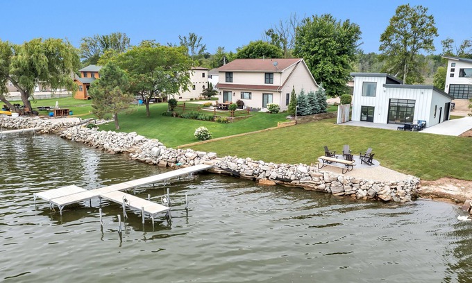Suamico Cabaña | Modern Lakefront Cottage Minutes From Green Bay!
