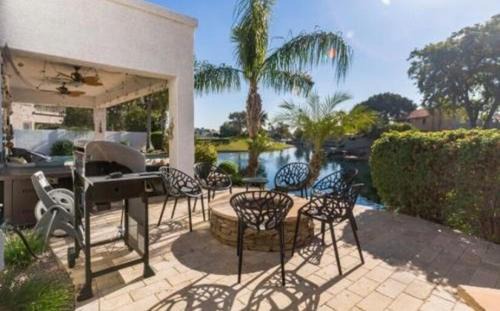 Ocotillo Casa | Modern Lakefront Paradise