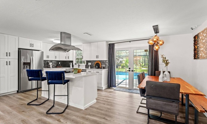 Lutz Casa | Modern Lakefront- Pool Home
