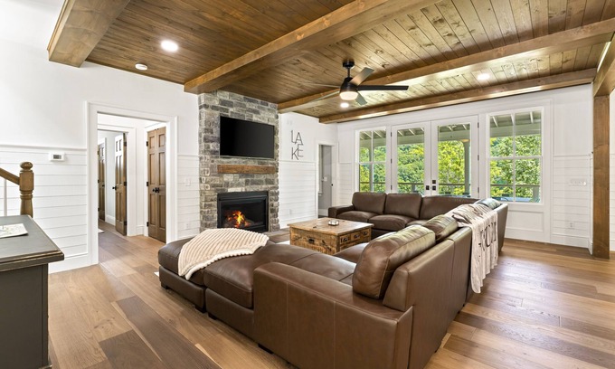 Jacksboro Casa | Modern lakefront retreat with private dock, game room, grill, & boat access