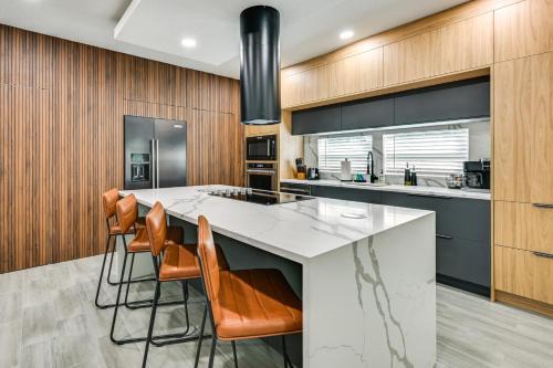 Lakeland Casa | Modern Lakeland Golf Retreat with Putting Green