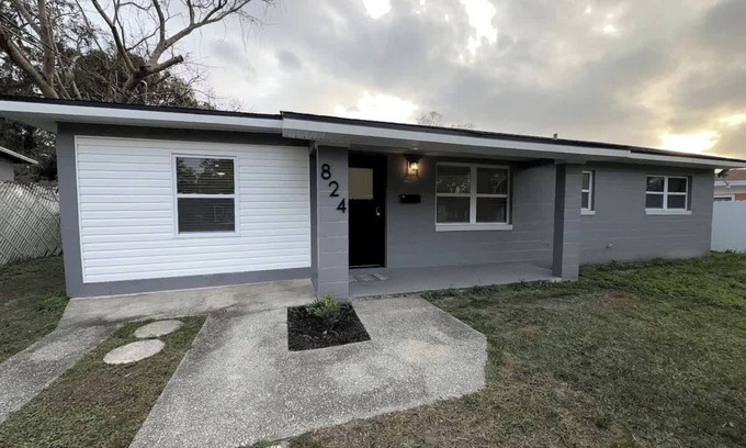 Lakeland Casa | Modern Lakeland Retreat Longterm