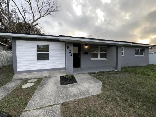 Lakeland Casa | Modern Lakeland Retreat Longterm