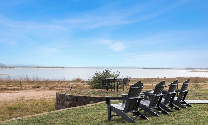 Tow Casa | Modern Lakeside Cottage with Hot Tub on Beautiful Lake Buchanan