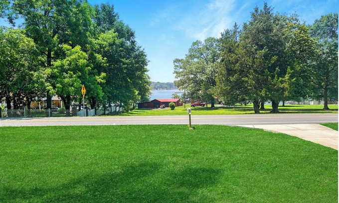 Bethlehem Casa | Modern Lakeview Escape in Hickory - Pet friendly
