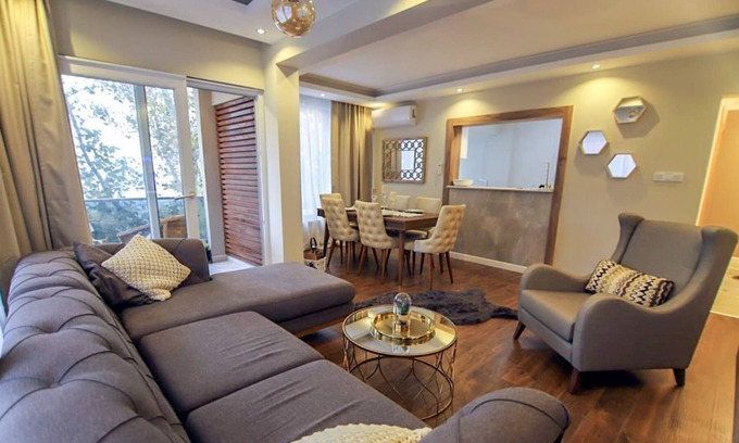 Ciftlikkoy Apartamento | Modern, Large Apartment with Sea View