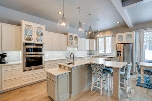 Deadwood Casa | Modern Lead Cabin with Hot Tub, 6 Mi to Skiing!